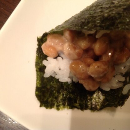 子供は手巻きの時、一番にこれを食べます。酢飯と納豆と海苔の組み合わせ、最高ですよね。